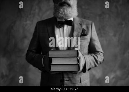 Nahaufnahme eines eleganten, selbstbewussten, modernen und trendigen Lehrers in karierter grauer Jacke mit einem edlen Taschentuch mit Schleife Stockfoto