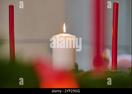 Diakonie-Praesident Schuch ueberreichte am Donnerstag, 28. November 2024, Bundestagsvizepraesidentin Goering-Eckardt Buendnis 90/die Gruenen im Bundestag den traditionellen Wichern-Adventskranz Foto vom 28.11.2024: Eine Kerze brennt am Kranz. Der Wichern-Adventskranz wird dem Bundestag seit 16 Jahren ueberreicht. Er geht auf den Begruender der Diakonie, Johann Hinrich Wichern, zurueck. Wichtig hatte den ersten Kranz dieser Art 1839 im Andachtsraum des Rauhen Hauses in Hamburg aufgehaengt, einer von ihm gegruendeten Einrichtung für elternlose und vernachlaessigte Kinder aus den Hamburger Elend Stockfoto