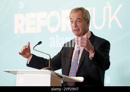 Nigel Farage, Vorsitzender der Reform des Vereinigten Königreichs, während einer Pressekonferenz im Mai Fair Hotel in London, zum Thema Parteiwachstum und Professionalisierung. Bilddatum: Donnerstag, 28. November 2024. Stockfoto