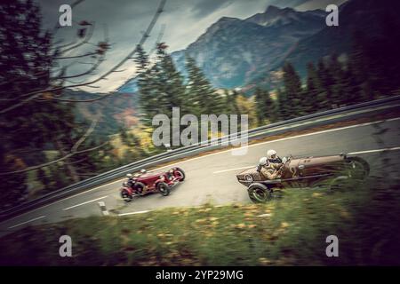 Zwei Vorkriegs-Klassiker beim Classic Car Race, Jochpass Oldtimer Memorial, Deutschland Stockfoto