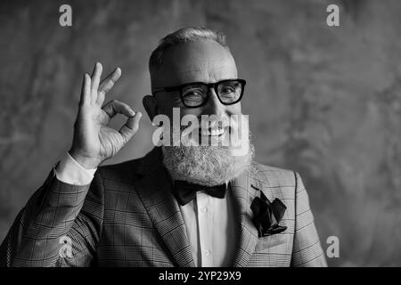 Nahaufnahme Porträt von lustig aufgeregt fröhlich mit gepflegtem, stylischem Schnurrbart Hipster-Großvater mit scharfgekleideter karierter Jacke in Burgunderrot Stockfoto