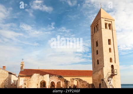 Glockenturm des Heiligen Christophorus und römische Ruinen in der historischen Stadt Rab an der Adria, Kroatien Stockfoto