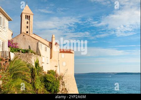 Alte Häuser und der Glockenturm des Heiligen Christophorus in der historischen Stadt Rab an der Adria, Kroatien Stockfoto