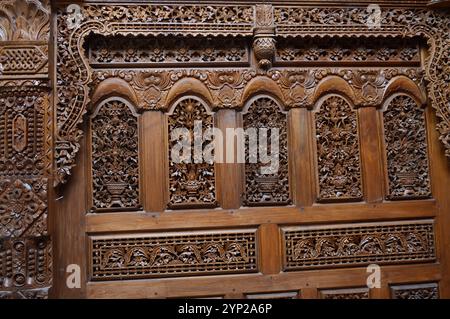 Traditionelle Jepara carving Verzierungen auf den Wald Stockfoto