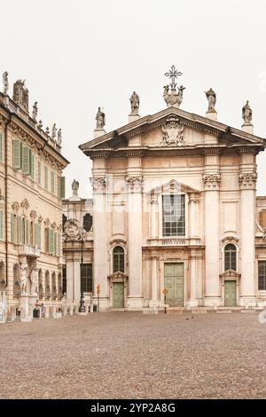 Mittelalterliche Barockfassade der Kathedrale St. Peter Apostel auf der Piazza Sordello in Mantua, der Region Lombardei, Italien Stockfoto