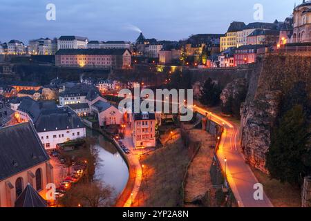 Nächtlicher Panoramablick auf Grund von Ville Haute, Luxemburg-Stadt Stockfoto