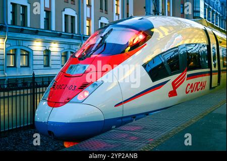 SANKT PETERSBURG - 17. November: Sapsan Hochgeschwindigkeitszug mit Logotypisierung am Bahnsteig am 17. November. 2024 in Russland Stockfoto