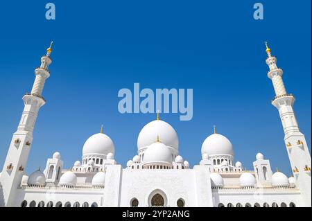 Panoramablick auf die Scheich-Zayed-Moschee vor blauem Himmel in den VAE Stockfoto