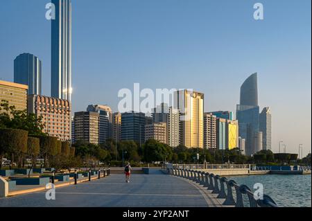 ABU DHABI - 14. SEPTEMBER: Corniche mit Wolkenkratzern und Meer in der Abendzeit am 14,2024. September in den VAE Stockfoto