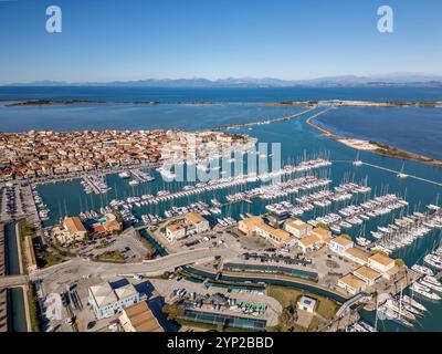 Drohnenfoto des Yachthafens mit vielen Booten in der Lefkada, die auch eine Insel im Ionischen Meer Griechenlands ist. Stockfoto