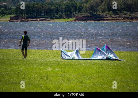 Fotos eines Mannes, der Kitesurfausrüstung vorbereitet Stockfoto