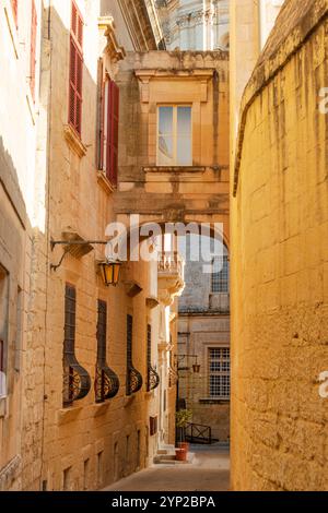 Bogenfenster über der alten schmalen Straße von Mdina, der alten Hauptstadt von Malta Stockfoto