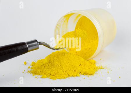 Cadmiumgelbes mittleres Pigment auf weißem Hintergrund Stockfoto