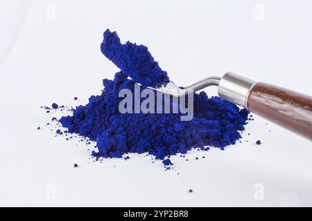 Pigment auf weißem Hintergrund, blaues Pigment, preußisches Blau Stockfoto
