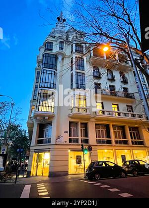 Fassade des Jugendstilgebäudes, Nachtblick. Jorge Juan Street, Madrid, Spanien. Stockfoto