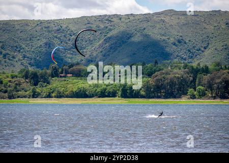 Kitesurfen Kiteboarding Action Fotos Mann unter den Wellen geht schnell Stockfoto