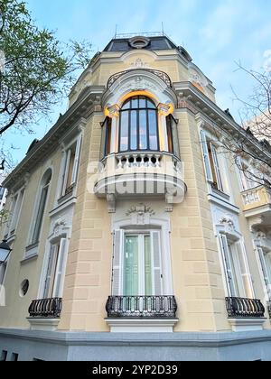 Fassade eines luxuriösen Chalets. Jose Ortega y Gasset Street, Madrid, Spanien. Stockfoto