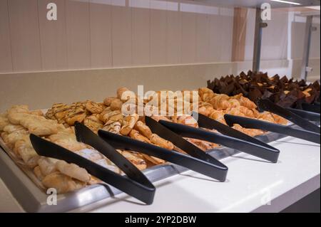 Frisch gebackene Gebäckstücke werden in einem Frühstücksbuffet in einem Hotel präsentiert Stockfoto