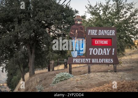 Ein farbenfrohes Schild, das die Menschen auf die Gefahr von Waldbränden in den Bergen der Sierra Nevada in Kalifornien aufmerksam macht Stockfoto