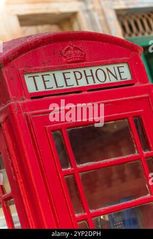 Traditionelles britisches Telefon in den Straßen von Valletta, Malta Stockfoto