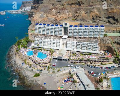 Ein atemberaubender Blick aus der Luft auf ein luxuriöses Hotel in Gran Canaria, Spanien, mit Blick auf den Atlantik. Das Bild zeigt kristallklares Türkis Stockfoto