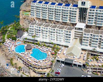 Ein atemberaubender Blick aus der Luft auf ein luxuriöses Hotel in Gran Canaria, Spanien, mit Blick auf den Atlantik. Das Bild zeigt kristallklares Türkis Stockfoto