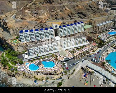 Ein atemberaubender Blick aus der Luft auf ein luxuriöses Hotel in Gran Canaria, Spanien, mit Blick auf den Atlantik. Das Bild zeigt kristallklares Türkis Stockfoto