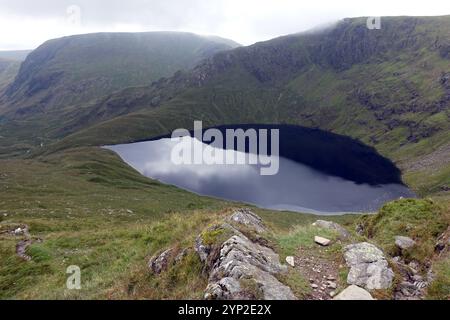 Blea Water Lake von der „Rough Crag“ Ridge bis zur „High Street“ Range of Hills von Mardale im Lake District National Park, Cumbria, England, Großbritannien Stockfoto