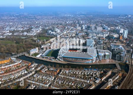 Ein atemberaubender Blick aus der Vogelperspektive auf Cardiff's ikonisches Principality Stadium, eingebettet im Herzen der Stadt, zeigt seine lebhafte urbane Umgebung in Wales Stockfoto
