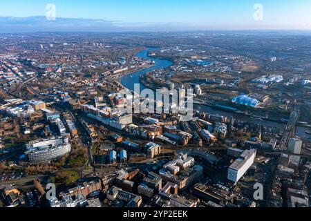 Ein atemberaubender Blick aus der Vogelperspektive auf Newcastle upon Tyne mit dem Fluss Tyne, der Millennium Bridge und sage Gateshead unter einem klaren blauen Himmel, der die Stadt zeigt Stockfoto