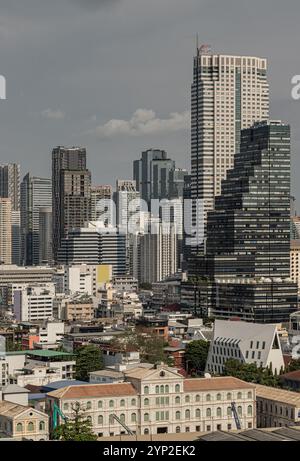 Bangkok, Thailand - 28. September 2024 - Außenansicht des alten Zollhauses oder des Old Bang rak Feuerwehrgebäudes mit Wolkenkratzern im Hintergrund in Bangkok Stockfoto