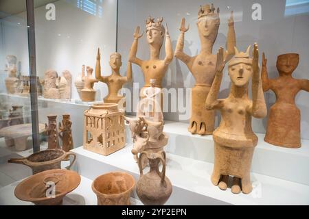 Iraklio Museum, Ansicht einer Ausstellung von fünf alten minoischen Lehmbötinnen mit erhobenen Armen (1200-1100 v. Chr.), Archäologisches Museum Heraklion, Kreta Stockfoto