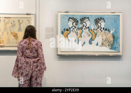 Archäologisches Museum, Rückansicht eines Touristen, der das alte minoische Fresko mit dem Titel Ladies in Blue studiert, Heraklion Archäologisches Museum, Kreta Griechenland Stockfoto