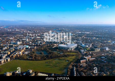 Panoramablick auf Newcastle City mit berühmten Wahrzeichen, Grünflächen und dem Fluss Tyne unter einem klaren blauen Himmel. Perfekt für städtische Gebiete Stockfoto