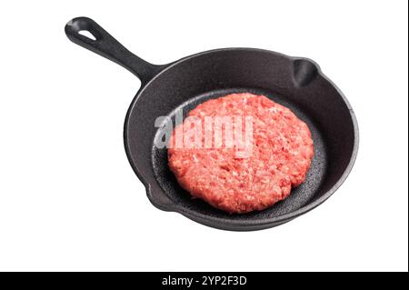 Bereit zum Kochen rohe Rindfleischpatties, Schnitzel in der Pfanne isoliert auf weißem Hintergrund. Stockfoto