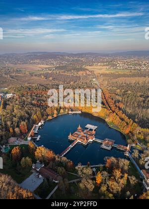 Luftaufnahme des Hevizsees, Thermalsee in Ungarn Stockfoto