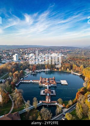 Luftaufnahme des Hevizsees, Thermalsee in Ungarn Stockfoto