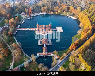 Luftaufnahme des Hevizsees, Thermalsee in Ungarn Stockfoto