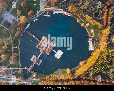 Luftaufnahme des Hevizsees, Thermalsee in Ungarn Stockfoto