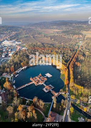 Luftaufnahme des Hevizsees, Thermalsee in Ungarn Stockfoto