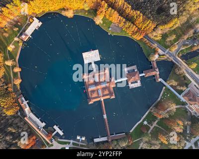 Luftaufnahme des Hevizsees, Thermalsee in Ungarn Stockfoto