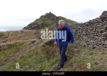 Lone man (Wanderer) auf dem Ridge Path vom Wainwright „Low Pike“ zum „High Pike“ im Lake District National Park, Cumbria, England, Großbritannien. Stockfoto