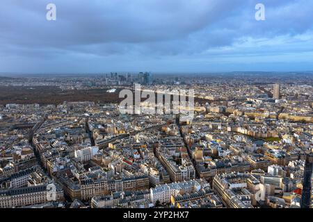 Ein atemberaubender Blick aus der Vogelperspektive von Paris mit der berühmten Skyline von La Défense im Hintergrund, die historischen Charme mit modernem Archit verbindet Stockfoto