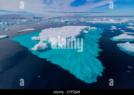 Eisberge und Meereis im Weddellmeer auf der Ostseite der Antarktischen Halbinsel während der Sommermonate, Südmeer, Polarregionen Stockfoto