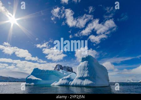 Blick auf Eisberge im Lemaire-Kanal auf der Westseite der antarktischen Halbinsel in der Antarktis, Polarregionen Stockfoto