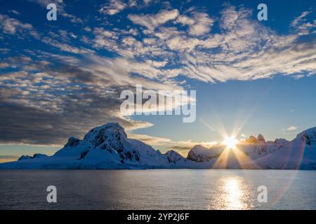 Blick auf schneebedeckte Berge bei Sonnenaufgang im Neko Harbor in Andvord Bay, Antarktis, Polarregionen Stockfoto