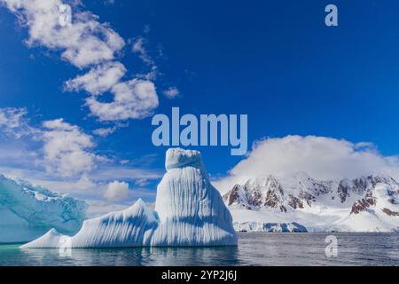 Blick auf Eisberge im Lemaire-Kanal auf der Westseite der antarktischen Halbinsel in der Antarktis, Polarregionen Stockfoto