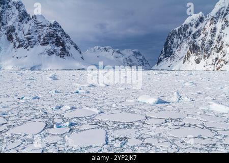 Rotes Eis erstickt den Lemaire-Kanal auf der Westseite der antarktischen Halbinsel in der Antarktis, Polarregionen Stockfoto