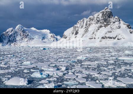 Rotes Eis erstickt den Lemaire-Kanal auf der Westseite der antarktischen Halbinsel in der Antarktis, Polarregionen Stockfoto