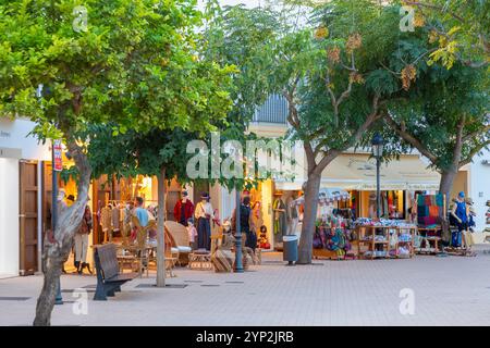 Shopping in Santa Gertrudis de Fruitera, Ibiza, Balearen, Spanien, Mittelmeer, Europa Stockfoto